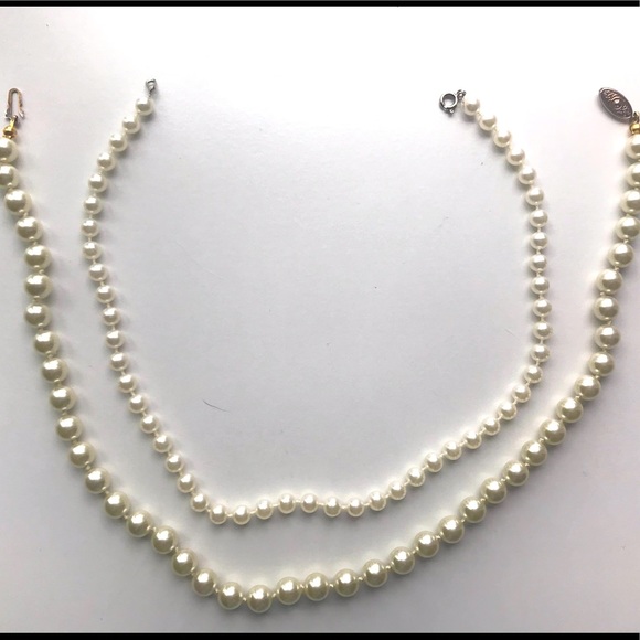 2 Vintage Choker Length Faux Pearl Necklaces - Picture 4 of 5